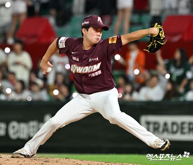 키움 투수 김연주는 17일 울산문수야구장에서 열린 '2025 신한 SOL Bank KBO 리그' NC와 더블헤더 2경기에서 선발 등판했다. 5이닝 1실점을 기록해 생애 첫 선발승을 챙겼다. 엑스포츠뉴스 DB