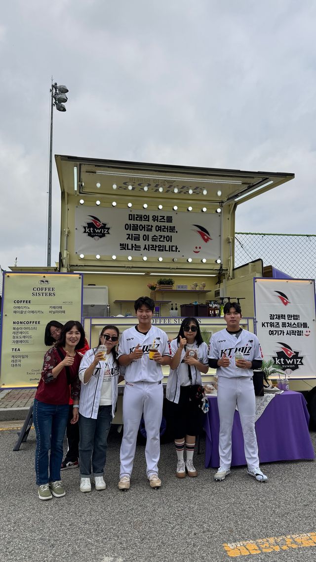 KT 위즈 퓨처스리그팀은 17일 익산야구장에서 열린 '2025 메디힐 KBO 퓨처스리그' 상무(국군체육부대)전을 앞두고 팬들의 뜻깊은 선물을 받았다. KT 위즈
