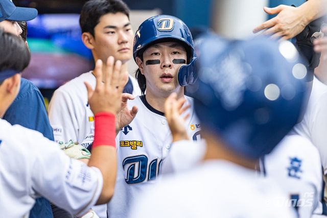 NC 외야수 박건우는 17일 울산문수야구장에서 열린 '2025 신한 SOL Bank KBO 리그' 키움과 더블헤더 1경기에서 4번 지명타자로 선발 출전했다. 5회말 동점을 만드는 솔로포를 터트려 팀 승리에 힘을 보탰다. NC 다이노스