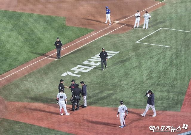 김태형 롯데 자이언츠 감독이 17일 사직야구장에서 열린 삼성 라이온즈와의 더블헤더 2차전에서 비디오 판독 결과에 대한 항의로 퇴장 조치 됐다. 사진 엑스포츠뉴스