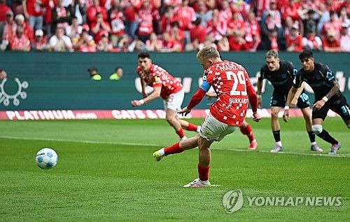 마인츠는 18일(한국시간) 독일 마인츠에 위치한 메바 아레나에서 열린 바이엘 레버쿠젠과의 2024-25시즌 분데스리가 34라운드 최종전에서 2-2 무승부를 거뒀다. 이날 이재성은 선발로 나와 후반 14분 1-2로 지고 있는 상황에서 페널티킥을 유도해 동점을 만드는데 기여했다. 레버쿠젠전 무승부로 마인츠는 승점 52(14승10무10패)를 기록해 분데스리가 6위로 2024-24시즌을 마무리했다. 분데스리가에서 6위를 차지하면서 마인츠는 다음 시즌 유럽축구연맹(UEFA) 유로파 컨퍼런스리그 플레이오프 진출에 성공했다. 연합뉴스