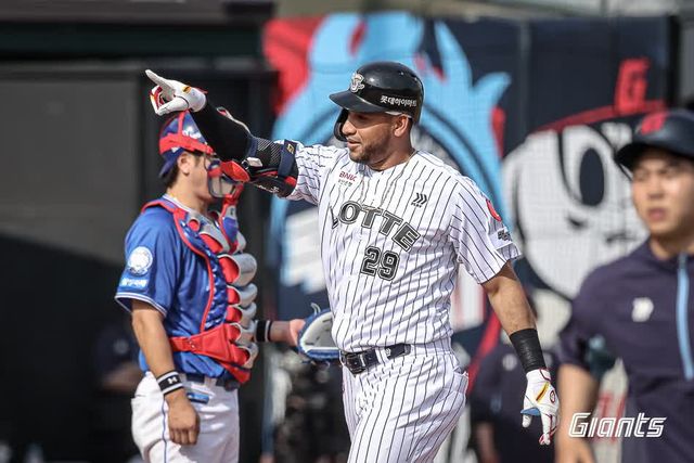 롯데 자이언츠 외국인 타자 빅터 레이예스가 17일 부산 사직야구장에서 열린 2025 신한 SOL Bank KBO리그 삼성 라이온즈와의 팀 간 4차전 및 더블헤더 1차전에서 2안타 1홈런 5타점을 기록, 팀의 7-5 역전승을 이끌었다. 사진 롯데 자이언츠