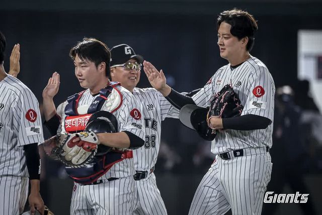 롯데 자이언츠 마무리 투수 김원중이 17일 부산 사직야구장에서 열린 2025 신한 SOL Bank KBO리그 삼성 라이온즈와의 더블헤더 1, 2차전에 모두 등판해 세이브를 기록했다. 사진 롯데 자이언츠