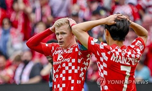 마인츠는 18일(한국시간) 독일 마인츠에 위치한 메바 아레나에서 열린 바이엘 레버쿠젠과의 2024-25시즌 분데스리가 34라운드 최종전에서 2-2 무승부를 거뒀다. 이날 이재성은 선발로 나와 후반 14분 1-2로 지고 있는 상황에서 페널티킥을 유도해 동점을 만드는데 기여했다. 레버쿠젠전 무승부로 마인츠는 승점 52(14승10무10패)를 기록해 분데스리가 6위로 2024-24시즌을 마무리했다. 분데스리가에서 6위를 차지하면서 마인츠는 다음 시즌 유럽축구연맹(UEFA) 유로파 컨퍼런스리그 플레이오프 진출에 성공했다. 연합뉴스