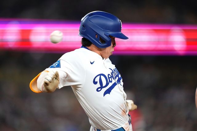 LA 다저스 김혜성이 17일 미국 캘리포니아주 로스앤젤레스의 다저스타디움에서 열린 2025 미국프로야구 메이저리그(MLB) LA 에인절스와의 홈경기에 9번타자 겸 2루수로 선발 출전해 3타수 2안타를 기록했다. AP 연합뉴스