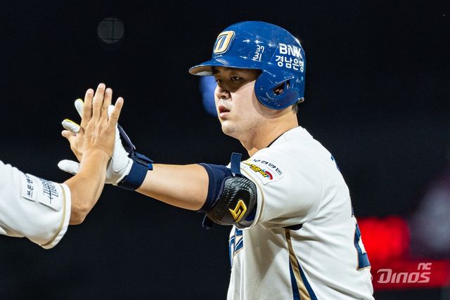 NC 포수 김형준은 17일 울산문수야구장에서 열린 '2025 신한 SOL Bank KBO 리그' 키움과 더블헤더 1경기에서 8번타자 포수로 선발 출전했다. 7회말 결승타를 포함해 2타점을 기록. 공격에 활력을 불어넣었다. NC 다이노스