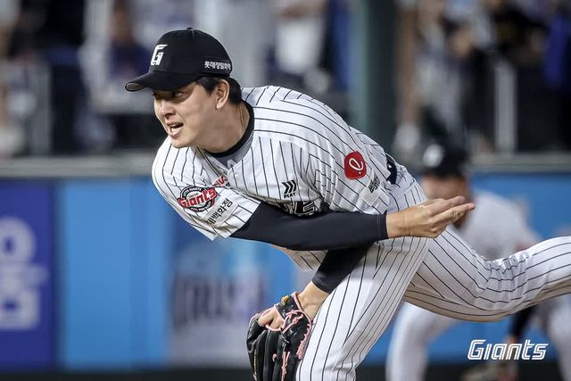 롯데 자이언츠 마무리 투수 김원중이 17일 부산 사직야구장에서 열린 2025 신한 SOL Bank KBO리그 삼성 라이온즈와의 더블헤더 1, 2차전에 모두 등판해 세이브를 기록했다. 사진 롯데 자이언츠