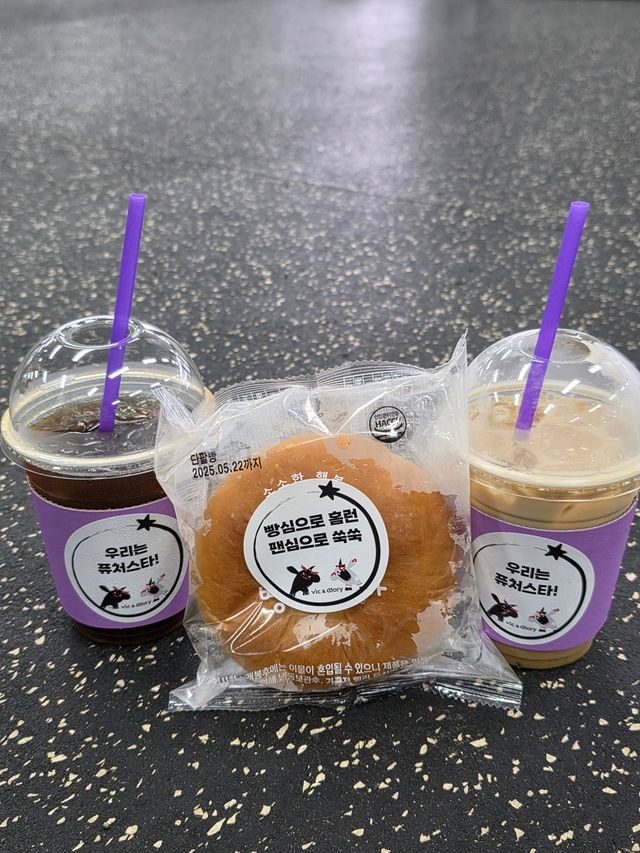 KT 위즈 퓨처스리그팀은 17일 익산야구장에서 열린 '2025 메디힐 KBO 퓨처스리그' 상무(국군체육부대)전을 앞두고 팬들의 뜻깊은 선물을 받았다. KT 위즈