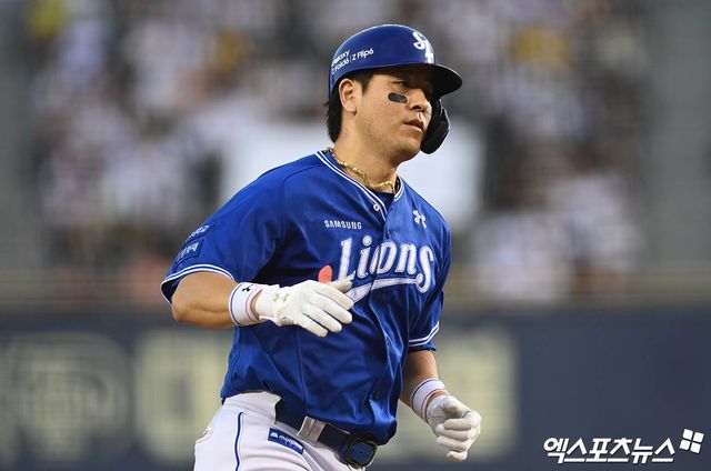 삼성 라이온즈 포수 강민호가 17일 부산 사직야구장에서 열린 2025 신한 SOL Bank KBO리그 롯데 자이언츠와의 팀 간 4차전 및 더블헤더 1차전에서 8회말 수비 중 왼쪽 무릎 부상을 당해 교체됐다. 사진 엑스포츠뉴스 DB