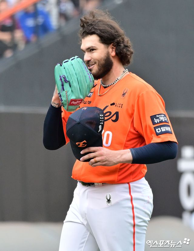 한화 이글스 코디 폰세가 삼진을 무려 18개를 잡아내며 KBO리그 새 역사를 만드는 완벽투를 펼쳤다. 폰세는 17일 대전 한화생명 볼파크에서 열린 2025 신한 SOL Bank KBO리그 SSG 랜더스와의 더블헤더 1차전에 선발투수로 등판했다. 이날 폰세는 8이닝 2피안타 1볼넷 18탈삼진 무실점 괴력투를 펼치며 SSG 타선을 말 그대로 봉쇄했다. KBO 역대 한 경기 정규이닝 최다 탈삼진 신기록 및 KBO 한 경기 최다 탈삼진 타이기록을 만들어냈다. 종전 한 경기 정규이닝 최다 탈삼진 기록은 같은 한화 투수 류현진이 지난 2010년 5월11일 청주구장에서 열린 LG와의 홈 경기에서 세운 17탈삼진이다. 종전 KBO 한 경기 최다 탈삼진 기록은 1991년 광주에서 열린 빙그레전에서 한국 야구사 최고의 투수 선동열이 13회를 던져 기록한 18개다. 대전, 김한준 기자