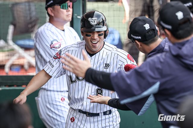 롯데 자이언츠 캡틴 전준우가 17일 부산 사직야구장에서 열린 2025 신한 SOL Bank KBO리그 롯데 삼성 라이온즈와의 팀 간 4차전 및 더블헤더 1차전에서 6회말 동점 득점을 기록한 뒤 기뻐하고 있다. 사진 롯데 자이언츠