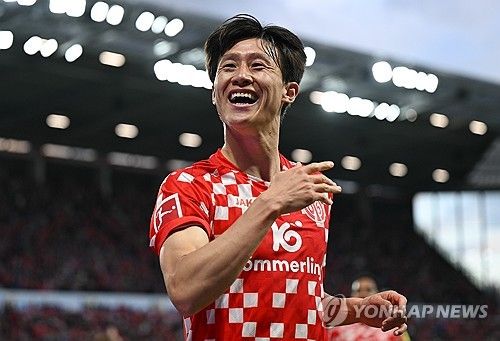 마인츠는 18일(한국시간) 독일 마인츠에 위치한 메바 아레나에서 열린 바이엘 레버쿠젠과의 2024-25시즌 분데스리가 34라운드 최종전에서 2-2 무승부를 거뒀다. 이날 이재성은 선발로 나와 후반 14분 1-2로 지고 있는 상황에서 페널티킥을 유도해 동점을 만드는데 기여했다. 레버쿠젠전 무승부로 마인츠는 승점 52(14승10무10패)를 기록해 분데스리가 6위로 2024-24시즌을 마무리했다. 분데스리가에서 6위를 차지하면서 마인츠는 다음 시즌 유럽축구연맹(UEFA) 유로파 컨퍼런스리그 플레이오프 진출에 성공했다. 연합뉴스