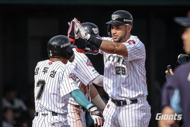 롯데 자이언츠 외국인 타자 빅터 레이예스가 17일 부산 사직야구장에서 열린 2025 신한 SOL Bank KBO리그 삼성 라이온즈와의 팀 간 4차전 및 더블헤더 1차전에서 6회말 3점 홈런을 기록한 뒤 기뻐하고 있다. 사진 롯데 자이언츠