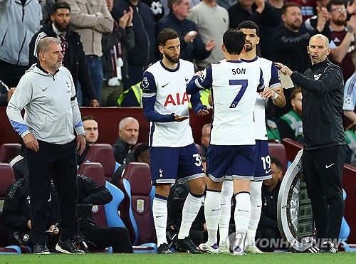 토트넘 사령탑인 안지 포스테코글루 감독은 지난 17일 손흥민이 UEFA 유로파리그 결승전에 출전해 우승에 도전하게 될 거라고 전했다. 포스테코글루 감독은 이날 애스턴 빌라와의 2024-2025시즌 프리미어리그 37라운드 원정 경기 후 기자회견에서 손흥민의 출격을 확언했다. 영국 언론은 부상자가 속출한 토트넘 미드필더에서 손흥민이 선발로 나서 한 자리를 꿰찰 것으로 보도했다. 손흥민이 선발 출전하면 아시아에서 최초로 UEFA 챔피언스리그와 유로파리그 등 두 대회의 결승에 모두 출전한 선수가 된다. 손흥민은 2019년 UEFA 챔피언스리그 결승에 출전한 적이 있다. 연합뉴스