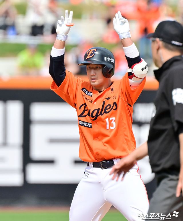 한화 이글스 코디 폰세가 삼진을 무려 18개를 잡아내며 KBO리그 새 역사를 만드는 완벽투를 펼쳤다. 폰세는 17일 대전 한화생명 볼파크에서 열린 2025 신한 SOL Bank KBO리그 SSG 랜더스와의 더블헤더 1차전에 선발투수로 등판했다. 이날 폰세는 8이닝 2피안타 1볼넷 18탈삼진 무실점 괴력투를 펼치며 SSG 타선을 말 그대로 봉쇄했다. KBO 역대 한 경기 정규이닝 최다 탈삼진 신기록 및 KBO 한 경기 최다 탈삼진 타이기록을 만들어냈다. 종전 한 경기 정규이닝 최다 탈삼진 기록은 같은 한화 투수 류현진이 지난 2010년 5월11일 청주구장에서 열린 LG와의 홈 경기에서 세운 17탈삼진이다. 종전 KBO 한 경기 최다 탈삼진 기록은 1991년 광주에서 열린 빙그레전에서 한국 야구사 최고의 투수 선동열이 13회를 던져 기록한 18개다. 대전, 김한준 기자