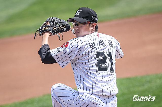 롯데 자이언츠 우완 박세웅이 17일 부산 사직야구장에서 열린 2025 신한 SOL Bank KBO리그 롯데 삼성 라이온즈와의 팀 간 4차전 및 더블헤더 1차전에 선발등판, 5이닝 5실점으로 부진했다. 사진 롯데 자이언츠