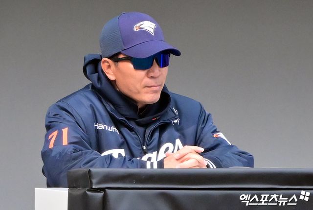 6일 오후 대전 한화생명 볼파크에서 열린 한화 청백전 경기, 한화 이대진 퓨처스 감독이 경기를 지켜보고 있다. 엑스포츠뉴스 DB
