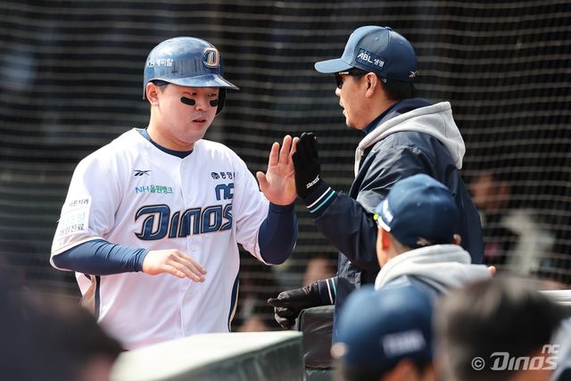 NC 포수 김형준(왼쪽)은 17일 울산문수야구장에서 열린 '2025 신한 SOL Bank KBO 리그' 키움과 더블헤더 1경기에서 8번타자 포수로 선발 출전했다. 7회말 결승타를 포함해 2타점을 기록. 공격에 활력을 불어넣었다. NC 다이노스