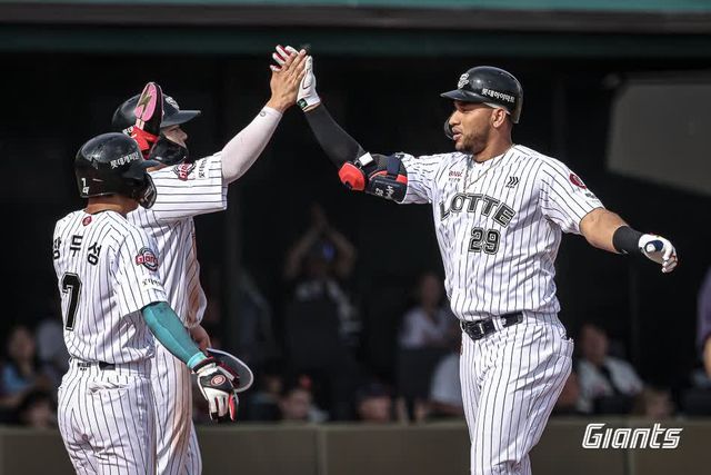 롯데 자이언츠 외국인 타자 빅터 레이예스가 17일 부산 사직야구장에서 열린 2025 신한 SOL Bank KBO리그 삼성 라이온즈와의 팀 간 4차전 및 더블헤더 1차전에서 2안타 1홈런 5타점을 기록, 팀의 7-5 역전승을 이끌었다. 사진 롯데 자이언츠