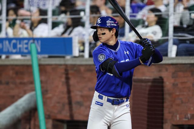 삼성 라이온즈 캡틴 구자욱이 17일 부산 사직야구장에서 열린 2025 신한 SOL Bank KBO리그 롯데 자이언츠와의 팀 간 4차전 및 더블헤더 1차전에서 2회초 선제 1타점 2루타를 기록했다. 사진 삼성 라이온즈