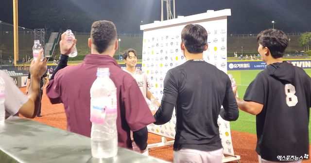 키움 투수 김연주(가운데)는 17일 울산문수야구장에서 열린 '2025 신한 SOL Bank KBO 리그' NC와 더블헤더 2경기에서 선발 등판했다. 5이닝 1실점을 기록해 생애 첫 선발승을 챙겼다. 그는 경기 후 동료의 축하 물 세리머니를 받았다. 울산, 박정현 기자