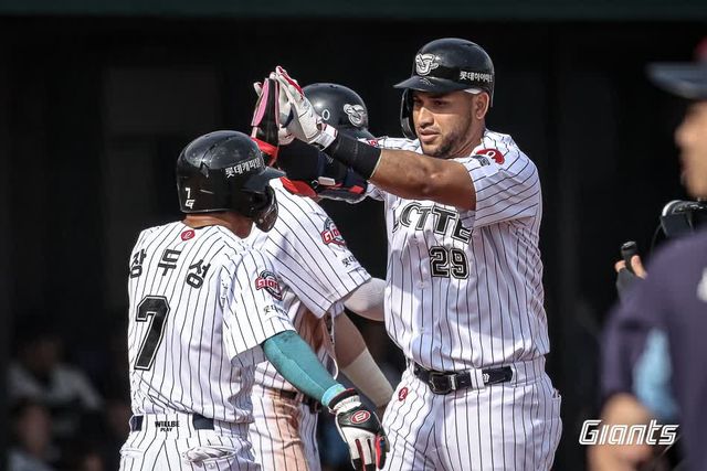 롯데 자이언츠 외국인 타자 빅터 레이예스가 17일 부산 사직야구장에서 열린 2025 신한 SOL Bank KBO리그 삼성 라이온즈와의 팀 간 4차전 및 더블헤더 1차전에서 2안타 1홈런 5타점을 기록, 팀의 7-5 역전승을 이끌었다. 사진 롯데 자이언츠