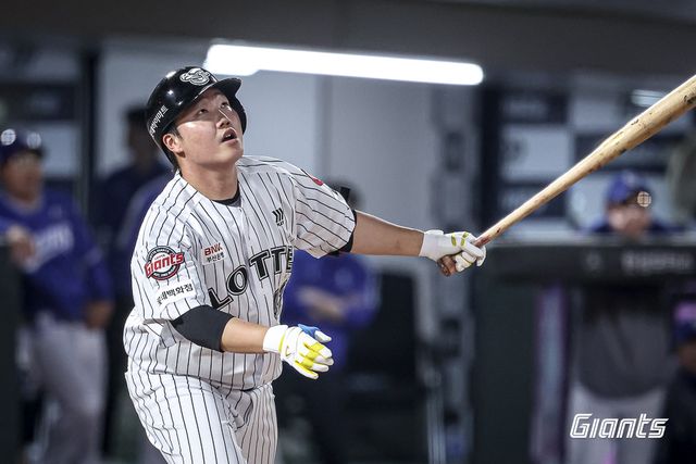 롯데 자이언츠 포수 정보근이 17일 부산 사직야구장에서 열린 2025 신한 SOL Bank KBO리그 삼성 라이온즈와의 팀 간 5차전 및 더블헤더 2차전에서 7회말 우전 안타를 기록, 팀 결승점에 기여했다. 사진 롯데 자이언츠