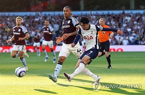 토트넘 사령탑인 안지 포스테코글루 감독은 지난 17일 손흥민이 UEFA 유로파리그 결승전에 출전해 우승에 도전하게 될 거라고 전했다. 포스테코글루 감독은 이날 애스턴 빌라와의 2024-2025시즌 프리미어리그 37라운드 원정 경기 후 기자회견에서 손흥민의 출격을 확언했다. 영국 언론은 부상자가 속출한 토트넘 미드필더에서 손흥민이 선발로 나서 한 자리를 꿰찰 것으로 보도했다. 손흥민이 선발 출전하면 아시아에서 최초로 UEFA 챔피언스리그와 유로파리그 등 두 대회의 결승에 모두 출전한 선수가 된다. 손흥민은 2019년 UEFA 챔피언스리그 결승에 출전한 적이 있다. 연합뉴스