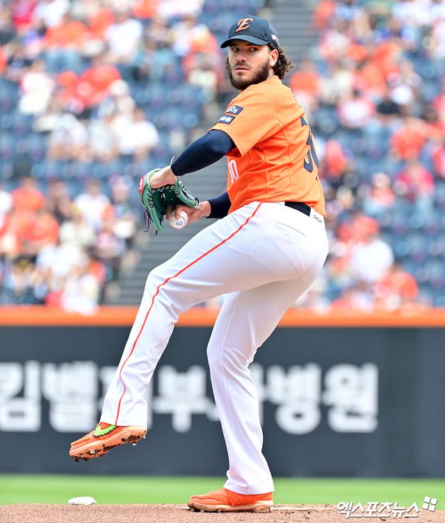 한화 이글스 코디 폰세가 삼진을 무려 18개를 잡아내며 KBO리그 새 역사를 만드는 완벽투를 펼쳤다. 폰세는 17일 대전 한화생명 볼파크에서 열린 2025 신한 SOL Bank KBO리그 SSG 랜더스와의 더블헤더 1차전에 선발투수로 등판했다. 이날 폰세는 8이닝 2피안타 1볼넷 18탈삼진 무실점 괴력투를 펼치며 SSG 타선을 말 그대로 봉쇄했다. KBO 역대 한 경기 정규이닝 최다 탈삼진 신기록 및 KBO 한 경기 최다 탈삼진 타이기록을 만들어냈다. 종전 한 경기 정규이닝 최다 탈삼진 기록은 같은 한화 투수 류현진이 지난 2010년 5월11일 청주구장에서 열린 LG와의 홈 경기에서 세운 17탈삼진이다. 종전 KBO 한 경기 최다 탈삼진 기록은 1991년 광주에서 열린 빙그레전에서 한국 야구사 최고의 투수 선동열이 13회를 던져 기록한 18개다. 대전, 김한준 기자