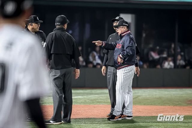 김태형 감독이 이끄는 롯데 자이언츠가 17일 부산 사직야구장에서 열린 2025 신한 SOL Bank KBO리그 삼성 라이온즈와의 더블헤더 1, 2차전을 모두 승리하고 2연승을 내달렸다. 사진 롯데 자이언츠
