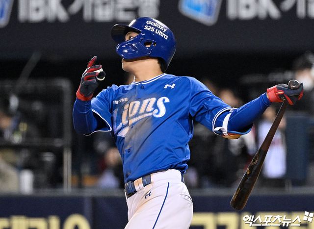 삼성 라이온즈 내야수 이재현이 17일 부산 사직야구장에서 열린 2025 신한 SOL Bank KBO리그 롯데 자이언츠와의 팀 간 5차전 및 더블헤더 2차전에서 2회초 솔로 홈런을 기록했다. 사진 엑스포츠뉴스 DB