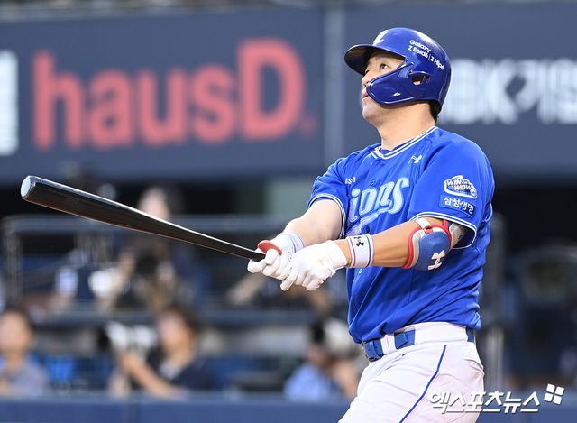 삼성 라이온즈 포수 강민호가 17일 부산 사직야구장에서 열린 2025 신한 SOL Bank KBO리그 롯데 자이언츠와의 팀 간 4차전 및 더블헤더 1차전에서 8회말 수비 중 왼쪽 무릎 부상을 당해 교체됐다. 사진 엑스포츠뉴스 DB