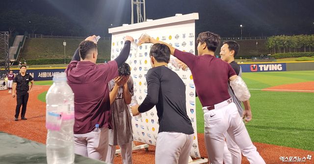 키움 투수 김연주(가운데)는 17일 울산문수야구장에서 열린 '2025 신한 SOL Bank KBO 리그' NC와 더블헤더 2경기에서 선발 등판했다. 5이닝 1실점을 기록해 생애 첫 선발승을 챙겼다. 그는 경기 후 동료의 축하 물 세리머니를 받았다. 울산, 박정현 기자