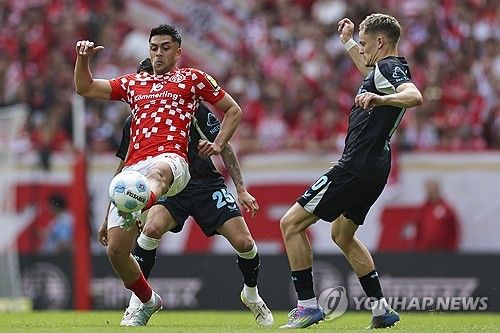 마인츠는 18일(한국시간) 독일 마인츠에 위치한 메바 아레나에서 열린 바이엘 레버쿠젠과의 2024-25시즌 분데스리가 34라운드 최종전에서 2-2 무승부를 거뒀다. 이날 이재성은 선발로 나와 후반 14분 1-2로 지고 있는 상황에서 페널티킥을 유도해 동점을 만드는데 기여했다. 레버쿠젠전 무승부로 마인츠는 승점 52(14승10무10패)를 기록해 분데스리가 6위로 2024-24시즌을 마무리했다. 분데스리가에서 6위를 차지하면서 마인츠는 다음 시즌 유럽축구연맹(UEFA) 유로파 컨퍼런스리그 플레이오프 진출에 성공했다. 연합뉴스