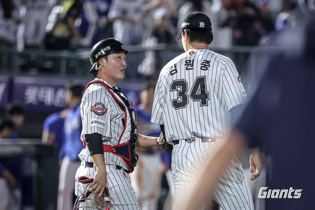 롯데 자이언츠 마무리 투수 김원중이 17일 부산 사직야구장에서 열린 2025 신한 SOL Bank KBO리그 삼성 라이온즈와의 더블헤더 1, 2차전에 모두 등판해 세이브를 기록했다. 사진 롯데 자이언츠