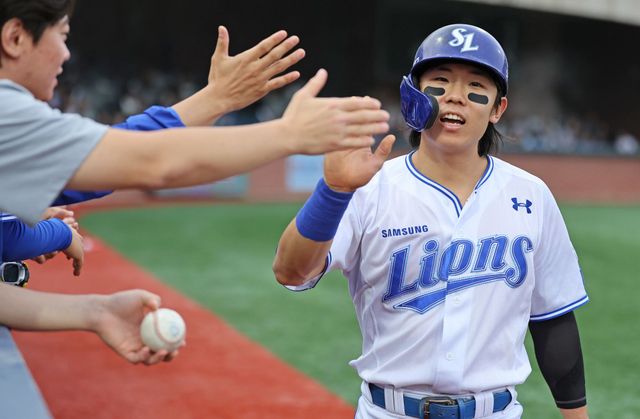 삼성 라이온즈 외야수 김성윤이 17일 부산 사직야구장에서 열린 2025 신한 SOL Bank KBO리그 롯데 자이언츠와의 팀 간 4차전 및 더블헤더 1차전에서 2회초 2타점 2루타를 기록했다. 사진 삼성 라이온즈