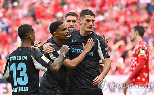 마인츠는 18일(한국시간) 독일 마인츠에 위치한 메바 아레나에서 열린 바이엘 레버쿠젠과의 2024-25시즌 분데스리가 34라운드 최종전에서 2-2 무승부를 거뒀다. 이날 이재성은 선발로 나와 후반 14분 1-2로 지고 있는 상황에서 페널티킥을 유도해 동점을 만드는데 기여했다. 레버쿠젠전 무승부로 마인츠는 승점 52(14승10무10패)를 기록해 분데스리가 6위로 2024-24시즌을 마무리했다. 분데스리가에서 6위를 차지하면서 마인츠는 다음 시즌 유럽축구연맹(UEFA) 유로파 컨퍼런스리그 플레이오프 진출에 성공했다. 연합뉴스