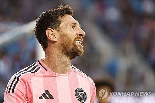 미국 마이애미 스페인어 매체인 '엘누에보헤럴드'는 18일(한국시간) 리오넬 메시의 인터 마이애미와의 재계약이 시간 문제라고 전했다.&nbsp;연합뉴스
