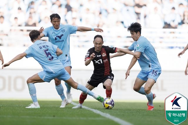 김기동 감독이 이끄는 서울은 18일 대구iM뱅크PARK에서 열린 대구FC와의 하나은행 K리그1 2025 14라운드 원정 경기에서 후반 3분 터진 둑스의 선제 결승골을 잘 지켜 1-0으로 승리했다. 지난 3월 29일 대구와의 맞대결 승리 후 7경기에서 4무3패로 승리가 없었던 서울은 다시 대구를 제물로 8경기 만에 승리를 거둬 승점 3을 추가했다. 4승6무4패, 승점 18이 되면서 7위로 뛰어올랐다.