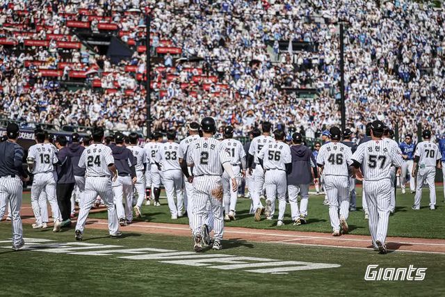 18일 부산 사직야구장에서 열린 2025 신한 SOL Bank KBO리그 롯데 자이언츠와 삼성 라이온즈와의 팀 간 6차전에서 5회말 벤치 클리어링이 발생했다. 사진 롯데 자이언츠