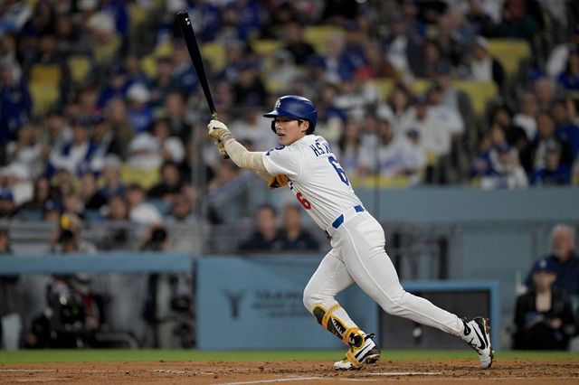 LA 다저스 김혜성이 미국 메이저리그 경기에 출전해 타격하고 있다. 김혜성은 18일 LA 에인절스전 선발 명단에서 제외됐다. REUTERS 연합뉴스