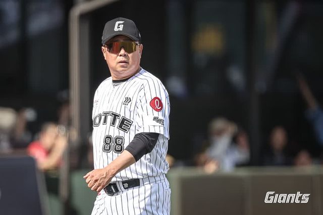 김태형 감독이 이끄는 롯데 자이언츠가 18일 부산 사직야구장에서 열린 2025 신한 SOL Bank KBO리그 삼성 라이온즈와의 팀 간 6차전에서 5-3으로 승리, 3연승을 질주했다. 사진 롯데 자이언츠