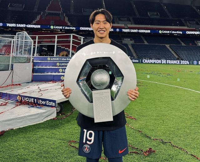 이강인이 지난 2023년 여름 프랑스 최고 명문 PSG에 입성한 뒤 5번째 트로피를 들어올렸다. PSG는 18일 오세르와의 2024-2025 리그1 최종전을 마친 뒤 시상식을 치렀다. 이 자리에서 이강인 등 PSG 선수들은 새로 제작된 우승 트로피를 처음으로 들어올리는 주인공이 됐다. 이강인은 지난해 리그1, 프랑스컵, 트로페 데 샹페옹에 이어 올해 트로페 데 샹페옹, 리그1을 제패하며 5번재 우승을 누렸다. 이강인은 시즌 후반기에 주전에서 밀리는 등 어려움을 겪었으나 전반기엔 저조한 PSG 경기력을 끌어올리는 등 분투했다. 이강인 SNS