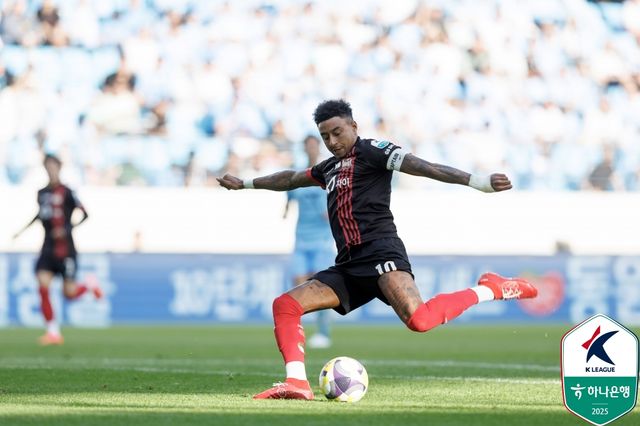 김기동 감독이 이끄는 서울은 18일 대구iM뱅크PARK에서 열린 대구FC와의 하나은행 K리그1 2025 14라운드 원정 경기에서 후반 3분 터진 둑스의 선제 결승골을 잘 지켜 1-0으로 승리했다. 지난 3월 29일 대구와의 맞대결 승리 후 7경기에서 4무3패로 승리가 없었던 서울은 다시 대구를 제물로 8경기 만에 승리를 거둬 승점 3을 추가했다. 4승6무4패, 승점 18이 되면서 7위로 뛰어올랐다.