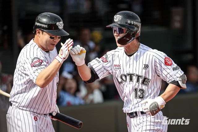 롯데 자이언츠 내야수 전민재(오른쪽)가 18일 부산 사직야구장에서 열린 2025 신한 SOL Bank KBO리그 삼성 라이온즈와의 팀 간 6차전에서 5회말 3점 홈런을 기록한 뒤 기뻐하고 있다. 사진 롯데 자이언츠