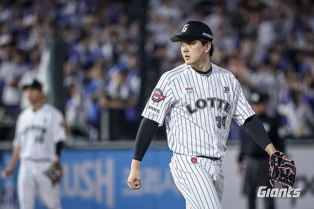 롯데 자이언츠 마무리 김원중이 18일 부산 사직야구장에서 열린 2025 신한 SOL Bank KBO리그 삼성 라이온즈와의 팀 간 6차전에서 1이닝 무실점으로 세이브를 기록했다. 사진 롯데 자이언츠
