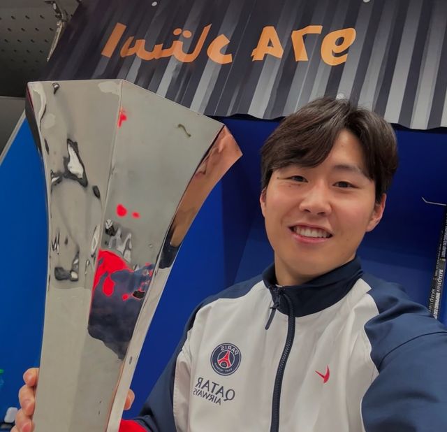 이강인이 지난 2023년 여름 프랑스 최고 명문 PSG에 입성한 뒤 5번째 트로피를 들어올렸다. PSG는 18일 오세르와의 2024-2025 리그1 최종전을 마친 뒤 시상식을 치렀다. 이 자리에서 이강인 등 PSG 선수들은 새로 제작된 우승 트로피를 처음으로 들어올리는 주인공이 됐다. 이강인은 지난해 리그1, 프랑스컵, 트로페 데 샹페옹에 이어 올해 트로페 데 샹페옹, 리그1을 제패하며 5번재 우승을 누렸다. 이강인은 시즌 후반기에 주전에서 밀리는 등 어려움을 겪었으나 전반기엔 저조한 PSG 경기력을 끌어올리는 등 분투했다. 이강인 SNS