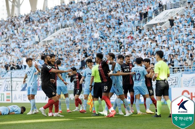 김기동 감독이 이끄는 서울은 18일 대구iM뱅크PARK에서 열린 대구FC와의 하나은행 K리그1 2025 14라운드 원정 경기에서 후반 3분 터진 둑스의 선제 결승골을 잘 지켜 1-0으로 승리했다. 지난 3월 29일 대구와의 맞대결 승리 후 7경기에서 4무3패로 승리가 없었던 서울은 다시 대구를 제물로 8경기 만에 승리를 거둬 승점 3을 추가했다. 4승6무4패, 승점 18이 되면서 7위로 뛰어올랐다.