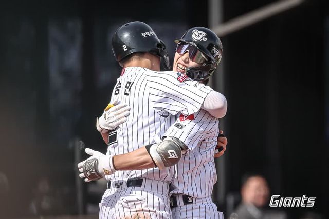 롯데 자이언츠 내야수 전민재가 18일 부산 사직야구장에서 열린 2025 신한 SOL Bank KBO리그 삼성 라이온즈와의 팀 간 6차전에 5번타자 겸 유격수로 선발출전, 4타수 1안타 1홈런 3타점 1득점을 기록하며 팀 승리를 이끌었다. 사진 롯데 자이언츠