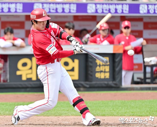  한화는 18일 대전 한화생명볼파크에서 열린 '2025 신한 SOL 뱅크 KBO리그 SSG 랜더스와의 홈경기에서 1만7000석 전석 매진을 달성했다고 알렸다. 4월 13일 키움 히어로즈전부터 시작한 홈 경기 연속 만원 관중 행진은 18경기째로 이어져 한화는 KBO리그 이 부문 신기록을 썼다. 아울러 홈·원정 20경기 연속 매진 신기록도 작성했다. 이날까지 한화는 25경기에서 총 관중은 42만2268명을 기록, 경기당 평균 1만6891명을 찍었다. 좌석점유율이 99.3572%다. 대전, 김한준 기자